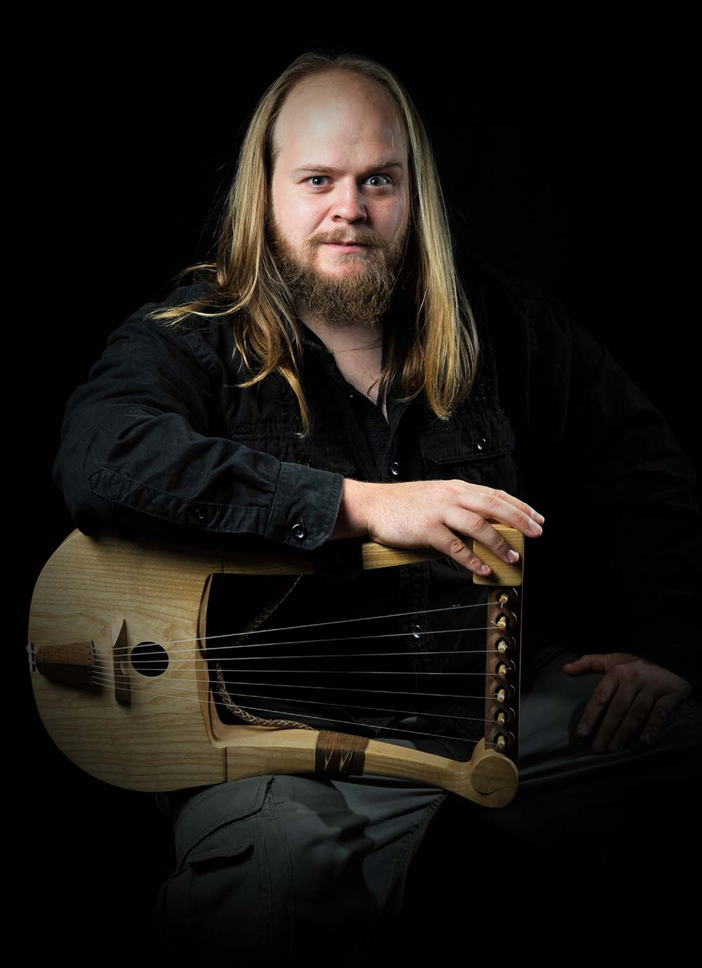 Portrait de Julian Cuvilliez, alias Ar Bard, avec sa lyre